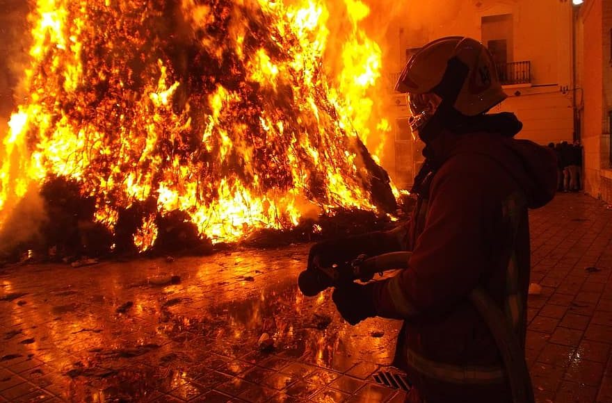 Voraz incendio de una casa en Kansas City deja dos ancianos y un bombero heridos