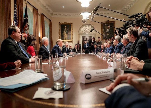 Larga lista de posibles candidatos para nuevo gabinete espera evaluación del equipo de Trump