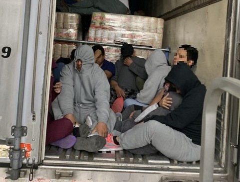Patrulla Fronteriza halla a 75 migrantes encerrados en remolque de tractor refrigerado