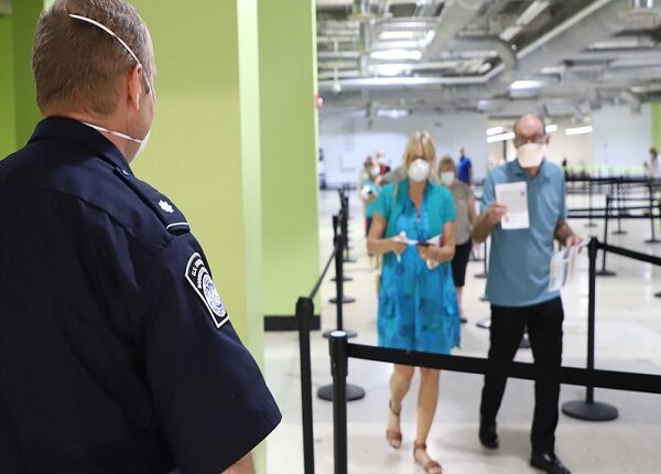 CBP recomienda a viajeros extranjeros a pedir el permiso electrónico de ingreso a EEUU