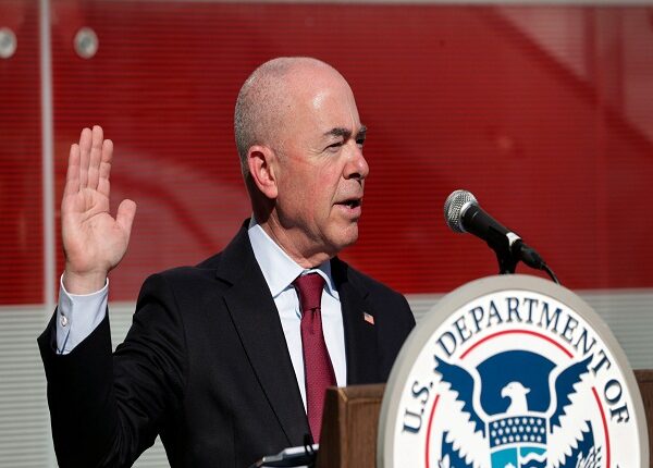 Secretario Mayorkas viaja a Ecuador y Colombia para abordar migración irregular