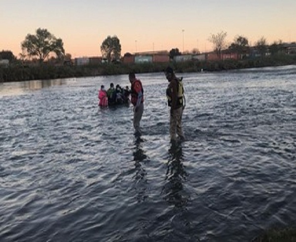 Patrulla Fronteriza protagoniza rescate de migrantes a punto de morir ahogados en Texasmujeres y cuatro niños en medio del Río Bravo