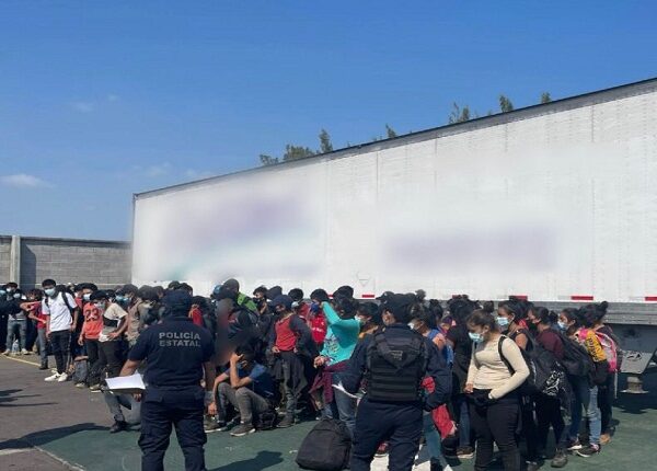 Hallan a 275 migrantes abandonados en caja de tráiler al este de México