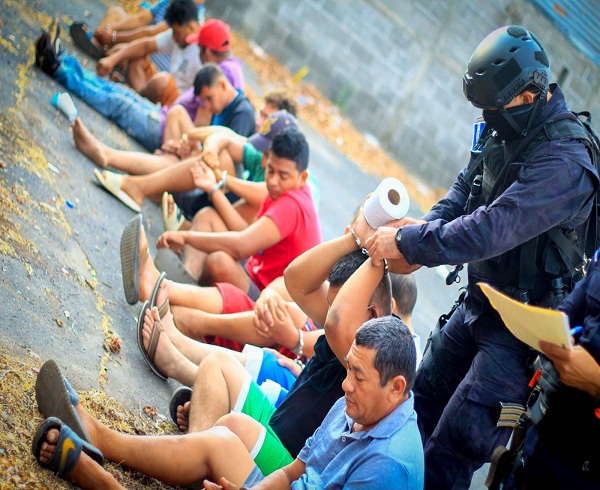 Guerra contra pandillas en El Salvador genera más de 1.400 arrestados en tres días