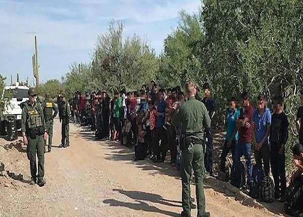 Desalojan campamento con cientos de migrantes venezolanos en la frontera mexicano-estadounidense