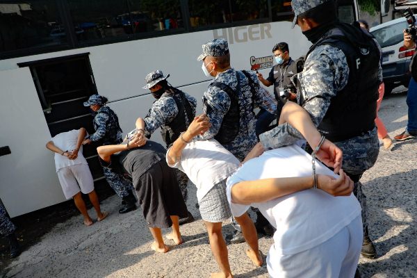 Policía salvadoreña detiene en promedio a 630 pandilleros diarios tras régimen de excepción