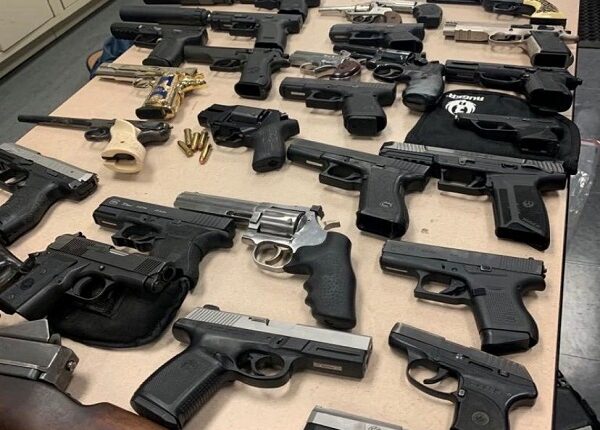 Kamala Harris pide ser "más inteligentes" con el acceso a las armas de fuego