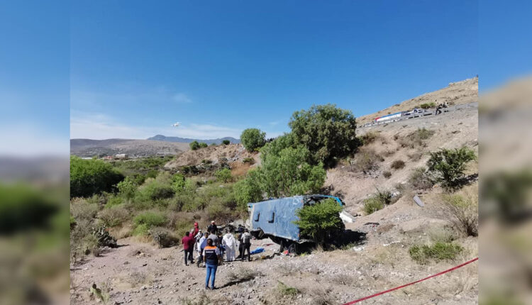 Autobús con migrantes cae por un barranco en San Luis Potosí, México y deja 7 muertos