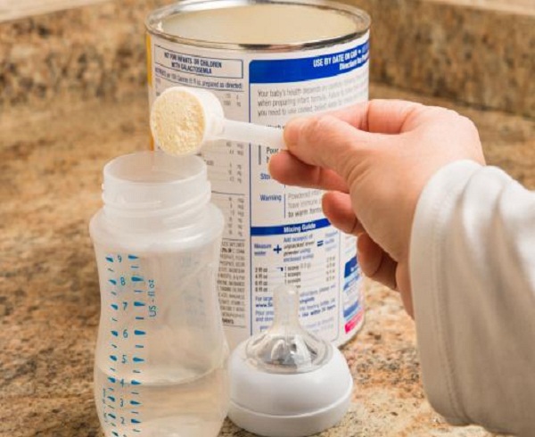 EEUU recibe primer envío de leche de fórmula infantil desde Europa