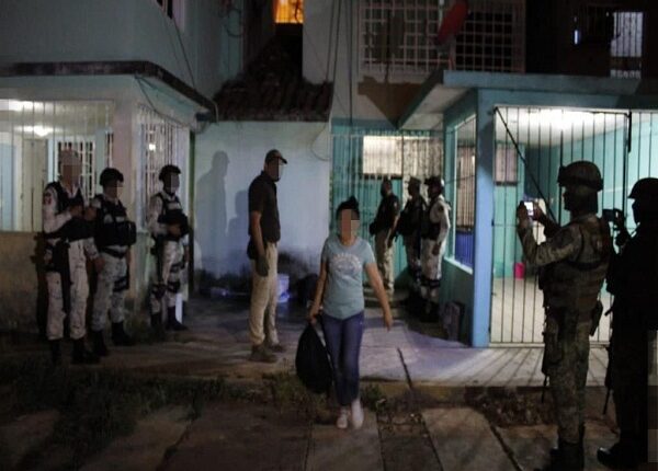 Hallan a 58 migrantes hacinados en dos viviendas en Tabasco, México