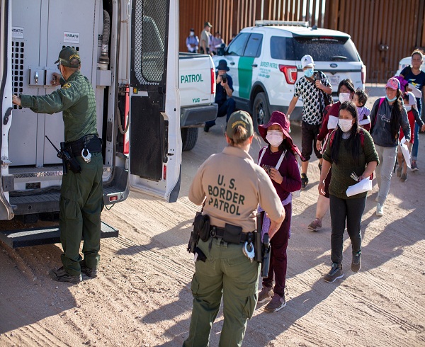 Texas despliega tropas por afluencia de migrantes antes de fecha límite de expulsión del Título 42