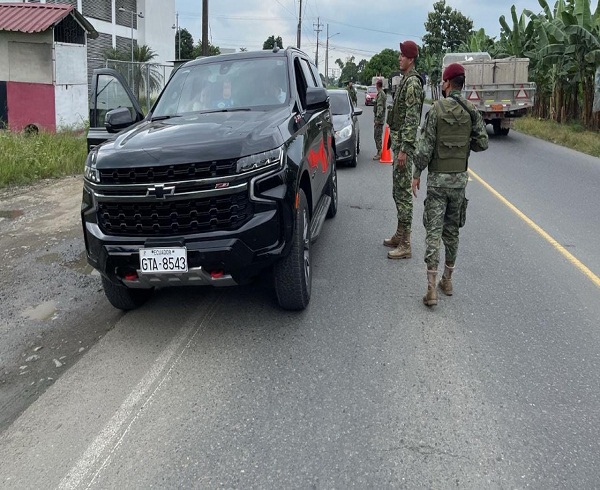 Delincuentes atacan a soldados y roban fusiles en destacamento al norte de Ecuador