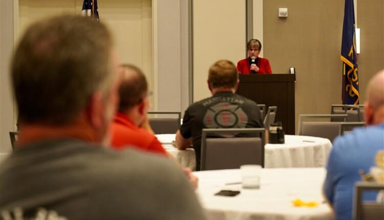 Gobernadora de Kansas anuncia eliminación total del impuesto a las ventas de alimentos en 2025