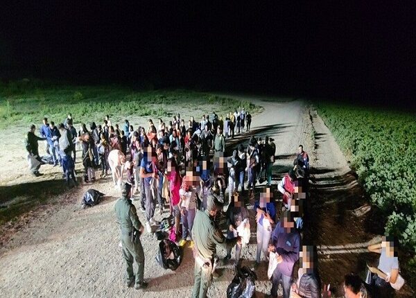 Denver declara “estado de emergencia” tras llegada masiva de migrantes