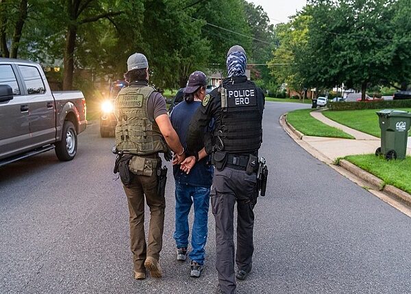ICE arresta a 21 inmigrantes con condenas penales en operativo nacional