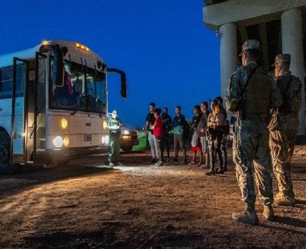 Gobernador de Texas envió cuarto autobús con 45 migrantes a la ciudad de Los Ángeles