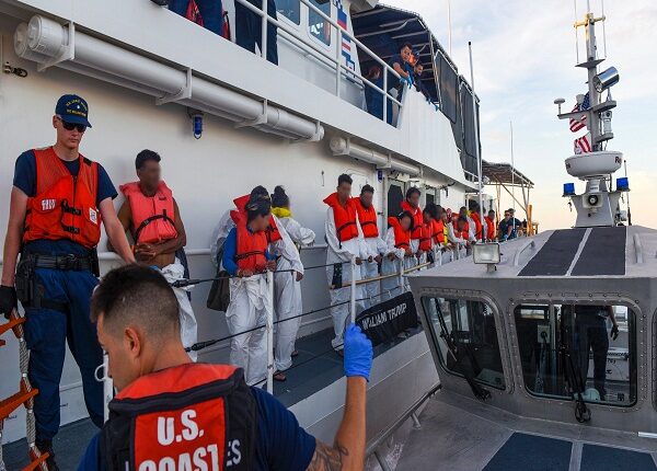 EEUU despliega a la Guardia Costera para contener a migrantes que llegan a Florida