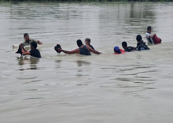Abbott advierte a Biden que política de fronteras abiertas ha catalizado crisis de migración ilegal