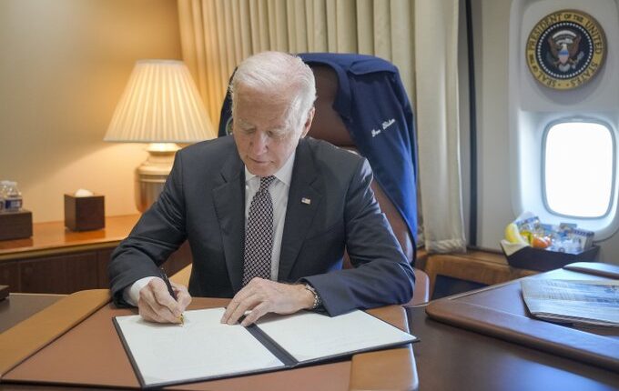 Joe Biden firma una ley para evitar una huelga ferroviaria en EEUU