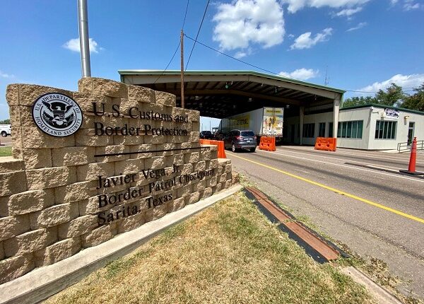 Encuentran a 29 migrantes escondidos en dos remolques para cruzar a EEUU