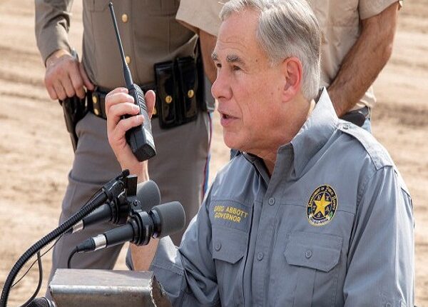 Gobernador de Texas pide investigar a las ONG que ayudan a los cruces ilegales