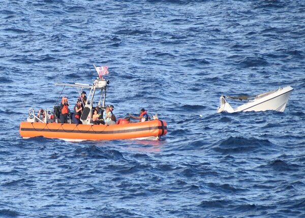 Guardacostas traslada a 6 migrantes a Bahamas y transfiere a 2 presuntos contrabandistas