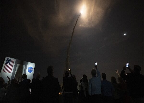 NASA lanza con éxito su megacohete Orión a la Luna