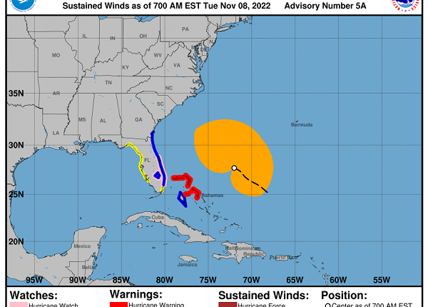 Nicole se fortalece cerca de Florida y amenaza con convertirse en huracán categoría 1
