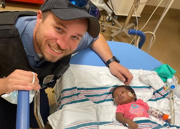 Oficial de policía de Kansas City, Missouri, salvó la vida de una bebé