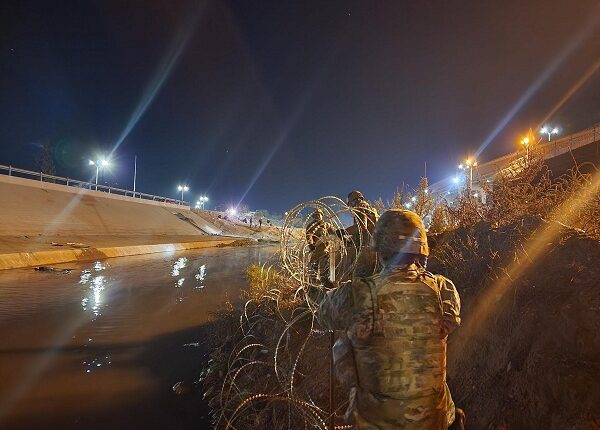 Bloquean ingreso de migrantes en frontera de El Paso con barreras de alambre de púas