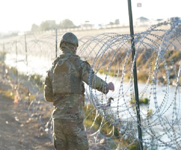 Bloquean ingreso de migrantes en frontera de El Paso con barreras de alambre de púas