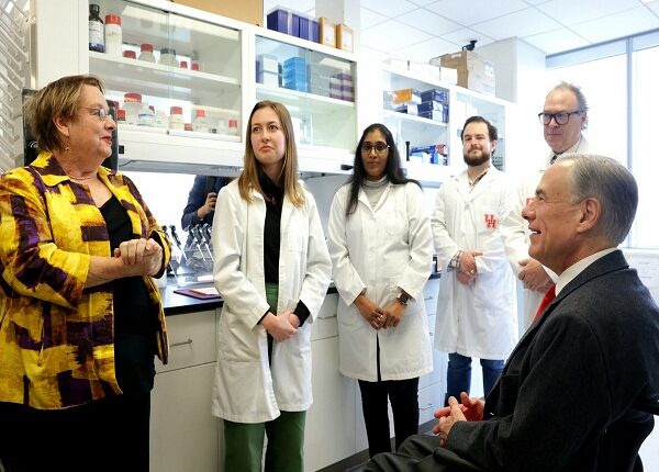 Gobernador de Texas celebra innovadora vacuna contra el fentanilo de la Universidad de Houston