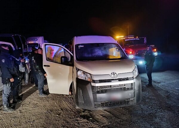 Interceptan vehículo con 30 migrantes indocumentados de cinco países en Puebla, México