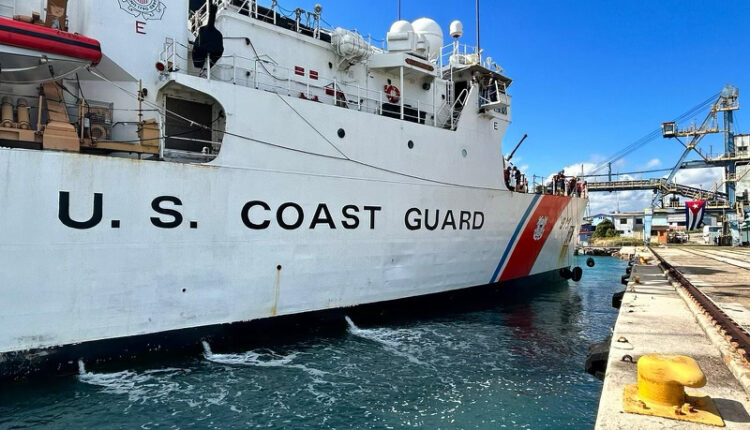 EEUU repatria a 26 dominicanos y 61 haitianos tras ser interceptados en el Pasaje de la Mona