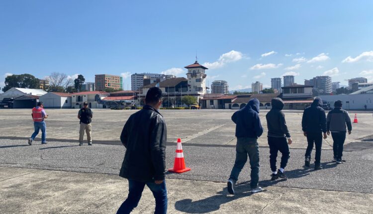 Continúan las expulsiones bajo el Título 42 retornan 80 guatemaltecos