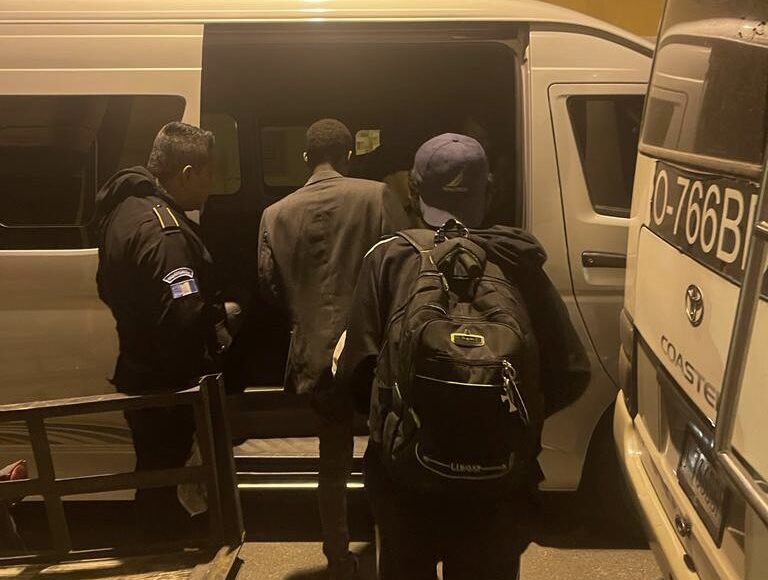 Más de 50 migrantes irregulares fueron expulsados de territorio guatemalteco