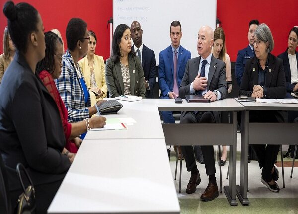 Mayorkas defiende desde Miami el programa de parole humanitario