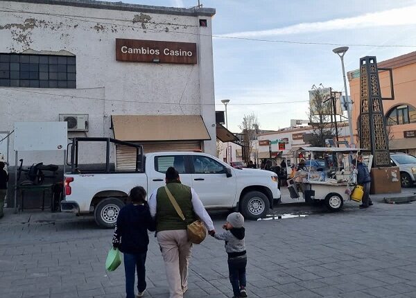 Rescatan a 2 niños migrantes que deambulaban en frontera mexicana de Ciudad Juárez