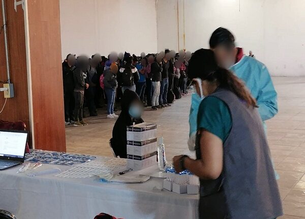 Entregan 2.320 tarjetas humanitarias a migrantes que acampaban en plaza de Ciudad de México