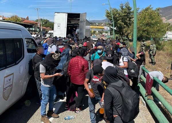 Hallan a 269 migrantes encerrados en un tráiler al sur de México