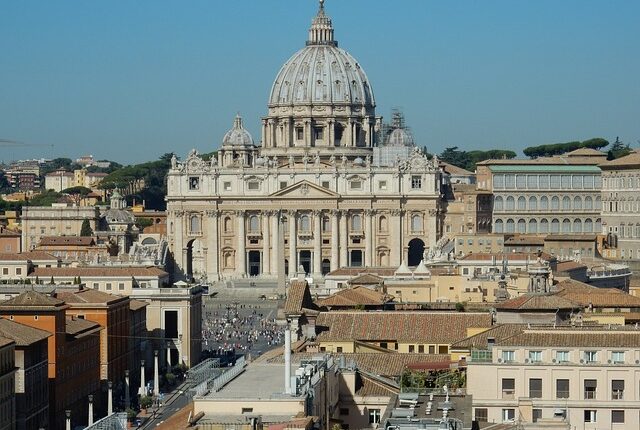 Más de 60.000 fieles presentan sus respetos al papa emérito Benedicto XVI