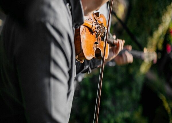 Arrestan en Miami a falso violinista por pedir dinero en la calle y estafar miles de dólares