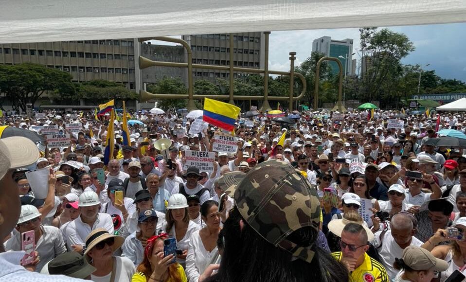 Colombianos toman las calles para protestar en contra de Gustavo Petro