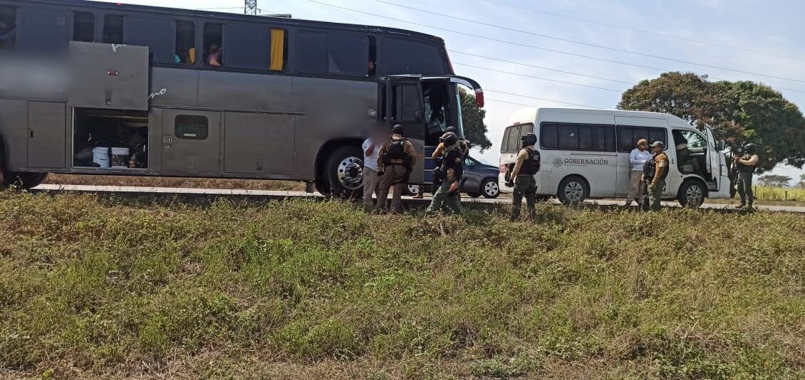 Encuentran a 149 migrantes irregulares que viajaban en autobús turístico