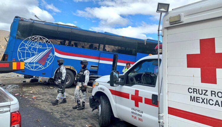 Mueren al menos 17 migrantes en volcamiento de autobús entre Oaxaca y Puebla