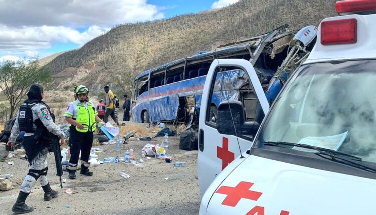 Mueren al menos 17 migrantes en volcamiento de autobús entre Oaxaca y Puebla