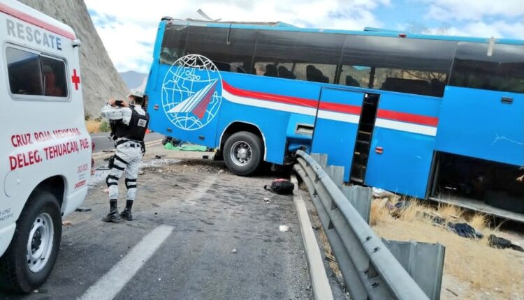 Mueren al menos 17 migrantes en volcamiento de autobús entre Oaxaca y Puebla