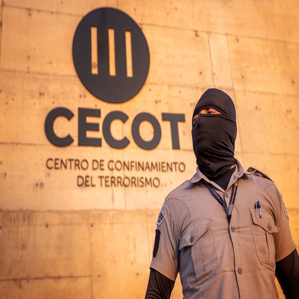 Bukele inauguró megaprisión en El Salvador para albergar a 40.000 pandilleros