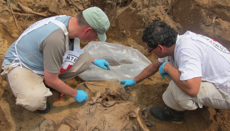 Exhuman 31 cuerpos de dos fosas clandestinas localizadas al oeste de México