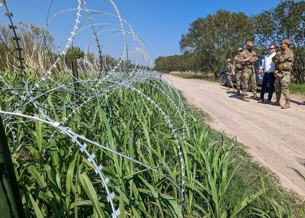 Texas: Más de 25.000 migrantes han sido transportados en autobús a ciudades santuarios